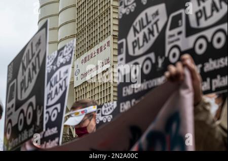Hong Kong, Chine. 04th févr. 2023. L'usine China Concrete Company, vue à travers des plaques de protestation. Un groupe de militants des droits de l'environnement et du travail a convergé pour protester contre l'inaction du gouvernement à propos de la fermeture de la cimenterie polluante qui a des antécédents de violations et n'a pas de permis d'exploitation. Il s'agissait de l'une des premières manifestations approuvées depuis que les mesures de distanciation sociale de la COVID-19 ont été assouplies à Hong Kong et pourraient marquer le retour des mouvements sociaux actifs de la ville. Crédit : SOPA Images Limited/Alamy Live News Banque D'Images