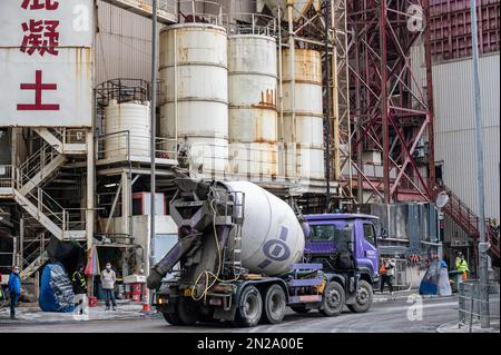 Hong Kong, Chine. 04th févr. 2023. Un camion de ciment arrive à l'usine de China Concrete Company à Yau Tong pendant la démonstration. Un groupe de militants des droits de l'environnement et du travail a convergé pour protester contre l'inaction du gouvernement à propos de la fermeture de la cimenterie polluante qui a des antécédents de violations et n'a pas de permis d'exploitation. Il s'agissait de l'une des premières manifestations approuvées depuis que les mesures de distanciation sociale de la COVID-19 ont été assouplies à Hong Kong et pourraient marquer le retour des mouvements sociaux actifs de la ville. Crédit : SOPA Images Limited/Alamy Live News Banque D'Images