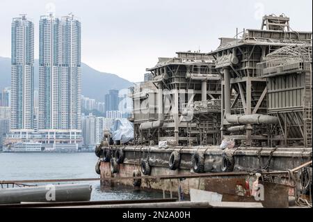 Hong Kong, Chine. 04th févr. 2023. L'usine China Concrete Company avec l'île de Hong Kong en arrière-plan. Un groupe de militants des droits de l'environnement et du travail a convergé pour protester contre l'inaction du gouvernement à propos de la fermeture de la cimenterie polluante qui a des antécédents de violations et n'a pas de permis d'exploitation. Il s'agissait de l'une des premières manifestations approuvées depuis que les mesures de distanciation sociale de la COVID-19 ont été assouplies à Hong Kong et pourraient marquer le retour des mouvements sociaux actifs de la ville. Crédit : SOPA Images Limited/Alamy Live News Banque D'Images