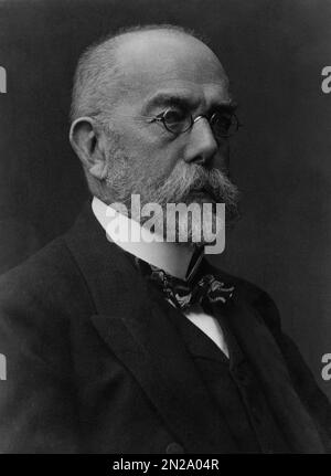 1908 CA, ALLEMAGNE : le docteur allemand ROBERT KOCH ( 1843 - 1910 ). Il est devenu célèbre pour la découverte du bacille de l'anthrax ( 1877 ), du bacille de la tuberculose ( 1882 ) et du vibrio du choléra ( 1883 ) et pour son développement des postulats de Koch. Il a reçu le PRIX NOBEL de physiologie ou médecine pour ses résultats de tuberculose en 1905 . Il est considéré comme l'un des fondateurs de bactériologie photographe inconnu . - BATTERIOLOGO - TBC - BATTERIOLOGIA - TUBERCOLOSI - ANTRACE - PREMIO NOBEL PER LA MEDICINA - VIROLOGIA - VIRUS - VIROLOGO - MEDICINA - SCIENZA - SCIENZIATO - BIOLOGIA - BIOLOGIE Banque D'Images