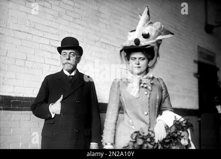 1908 , 4 avril , Ellis Island , NEW YORK , États-Unis : Le docteur allemand ROBERT KOCH ( 1843 - 1910 ), qui a récemment reçu le prix Nobel de médecine , vient de débarquer dans le port de New York avec la jeune femme HEDWIG FREIBERG ( 1872 - 1945 ), du paquebot allemand à bord de la Kronprinzessin Cecilie . Il a quitté la maison pour un voyage de dix-huit mois dans le monde entier. Il prévoit de rester aux États-Unis deux mois, puis de naviguer de San Francisco pour Yokohama ( Japon ). Il est devenu célèbre pour la découverte du bacille de l'anthrax ( 1877 ), du bacille de la tuberculose ( 1882 ) et du vib du choléra Banque D'Images