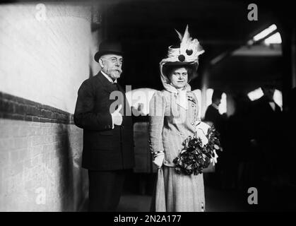 1908 , 4 avril , Ellis Island , NEW YORK , États-Unis : Le docteur allemand ROBERT KOCH ( 1843 - 1910 ), qui a récemment reçu le prix Nobel de médecine , vient de débarquer dans le port de New York avec la jeune femme HEDWIG FREIBERG ( 1872 - 1945 ), du paquebot allemand à bord de la Kronprinzessin Cecilie . Il a quitté la maison pour un voyage de dix-huit mois dans le monde entier. Il prévoit de rester aux États-Unis deux mois, puis de naviguer de San Francisco pour Yokohama ( Japon ). Il est devenu célèbre pour la découverte du bacille de l'anthrax ( 1877 ), du bacille de la tuberculose ( 1882 ) et du vib du choléra Banque D'Images