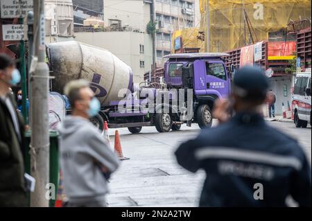 Hong Kong, Chine. 04th févr. 2023. Un camion de ciment arrive à l'usine de China Concrete Company à Yau Tong pendant la démonstration. Un groupe de militants des droits de l'environnement et du travail a convergé pour protester contre l'inaction du gouvernement à propos de la fermeture de la cimenterie polluante qui a des antécédents de violations et n'a pas de permis d'exploitation. Il s'agissait de l'une des premières manifestations approuvées depuis que les mesures de distanciation sociale de la COVID-19 ont été assouplies à Hong Kong et pourraient marquer le retour des mouvements sociaux actifs de la ville. (Photo de Ben Marans/SOPA Images/Sipa USA) crédit: SIPA USA/Alay Live News Banque D'Images