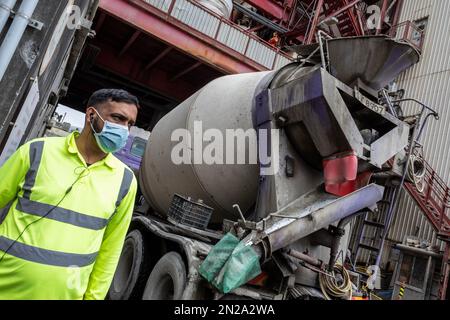 Hong Kong, Chine. 04th févr. 2023. Un camion de ciment arrive à l'usine de China Concrete Company à Yau Tong pendant la démonstration. Un groupe de militants des droits de l'environnement et du travail a convergé pour protester contre l'inaction du gouvernement à propos de la fermeture de la cimenterie polluante qui a des antécédents de violations et n'a pas de permis d'exploitation. Il s'agissait de l'une des premières manifestations approuvées depuis que les mesures de distanciation sociale de la COVID-19 ont été assouplies à Hong Kong et pourraient marquer le retour des mouvements sociaux actifs de la ville. (Photo de Ben Marans/SOPA Images/Sipa USA) crédit: SIPA USA/Alay Live News Banque D'Images