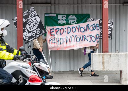 Hong Kong, Chine. 4th févr. 2023. Un activiste tient un écriteau pendant la démonstration. Un groupe de militants des droits de l'environnement et du travail a convergé pour protester contre l'inaction du gouvernement à propos de la fermeture de la cimenterie polluante qui a des antécédents de violations et n'a pas de permis d'exploitation. Il s'agissait de l'une des premières manifestations approuvées depuis que les mesures de distanciation sociale de la COVID-19 ont été assouplies à Hong Kong et pourraient marquer le retour des mouvements sociaux actifs de la ville. (Credit image: © Ben Marans/SOPA Images via ZUMA Press Wire) USAGE ÉDITORIAL SEULEMENT! Non destiné À un usage commercial ! Banque D'Images