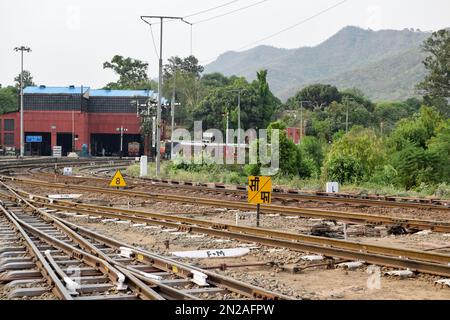 Vue de Toy train Railway voies du milieu pendant la journée près de la gare de Kalka en Inde, vue de la piste de train Toy, jonction de chemin de fer indien, He Banque D'Images