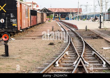 Vue de Toy train Railway voies du milieu pendant la journée près de la gare de Kalka en Inde, vue de la piste de train Toy, jonction de chemin de fer indien, He Banque D'Images