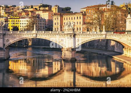 Tiber River et Ponte Vittorio Emanuele II à Rome, Italie Banque D'Images