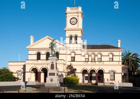 Mémorial de guerre et bureau de poste de 19th ans sur la place McLandress, dans la ville centrale des champs aurifères de Maryborough, Victoria, Australie Banque D'Images