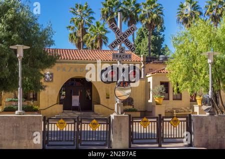 Extérieur du bâtiment Pasadena, autrefois partie du dépôt historique de Pasadena Santa Fe, maintenant dans le Del Mar Transit Village. Banque D'Images