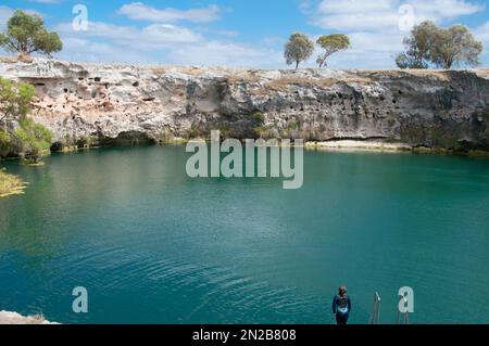 Nageurs qui profitent d'un plongeon dans le lac Little Blue au sud du mont Gambier, dans le sud-est de l'Australie méridionale Banque D'Images