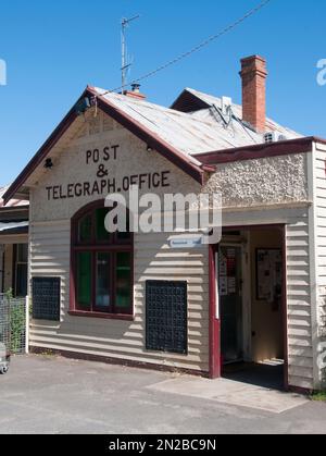 Bureau de poste et télégraphe historique dans la ville historique de Newstead, Victoria, Australie Banque D'Images