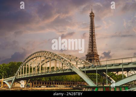 Passerelle Debilly et Tour Eiffel sur la rive de Seine à Paris, France Banque D'Images