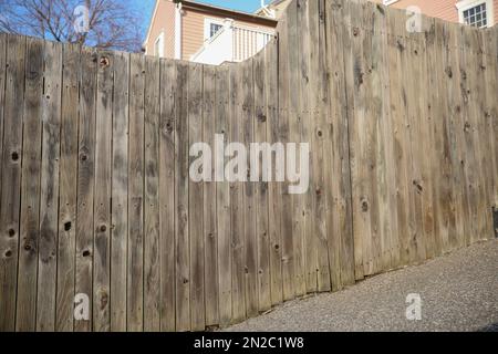 Clôture en bois dans la cour propriété privée Banque D'Images
