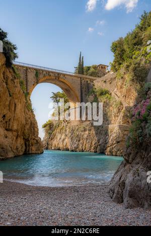 Fiordo di Fur - Pont sur la côte amalfitaine près de Positano, Italie. Journée ensoleillée sur la belle plage. Fiordo di Fur Beach vue sur le pont. Banque D'Images