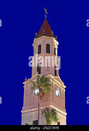 Tour Bell de St. Basilique Augustine illuminée au crépuscule en Floride, États-Unis Banque D'Images