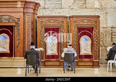 Salle de prières. À gauche du mur des lamentations avec les saints se trouve l'arche de l'Alliance à Jérusalem Banque D'Images