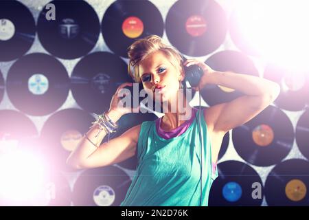 Ses rythmes vous feront oublier. Un magnifique DJ féminin. Banque D'Images