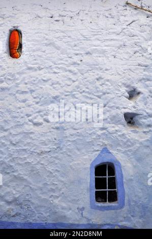 Mur blanc avec fenêtre encadrée bleue, Chefchaouen, Nord du Maroc, région de Tanger-Tétouan-Al Hoceima, Maroc Banque D'Images