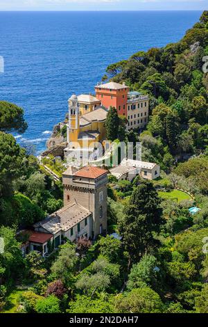 Église de San Giorgio construite en 1154 avec des reliques de Saint George, Portofino, Ligurie, Golfo Paradiso, province de Gênes, Riviera di Levante, Ligurie Banque D'Images