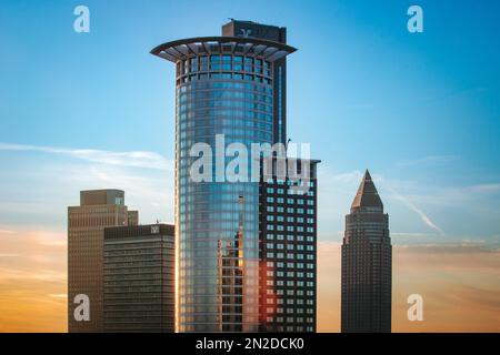 Vue sur une partie des sommets des gratte-ciels de Francfort, coucher de soleil derrière la ligne d'horizon, Hesse, Allemagne Banque D'Images
