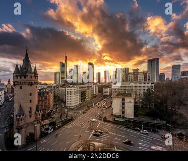 Vue sur Francfort, Friedbergerwarte au coucher du soleil, vivant travaillant dans un quatier, gratte-ciel et rues prises de Flemmings Hotel, Hesse, Allemagne Banque D'Images