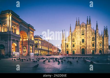 Cathédrale de Milan à l'heure bleue, lever du soleil, Milan, Lombardie, Italie Banque D'Images