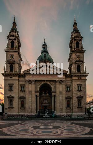 St. Basilique de Stephen le matin, vue sur la ville avec ornements sur le sol, église, cathédrale, Budapest, Hongrie Banque D'Images