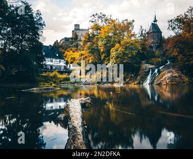 Pyrmonter mill à la cascade d'Elzbach avec le château Pyrmont dans le dos, Laitances, Eifel, Rhénanie du Nord-Westphalie, Allemagne Banque D'Images