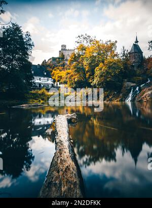 Pyrmonter mill à la cascade d'Elzbach avec le château Pyrmont dans le dos, Laitances, Eifel, Rhénanie du Nord-Westphalie, Allemagne Banque D'Images