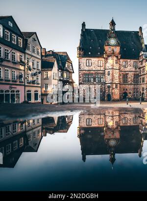 Réflexion sur l'eau le matin, ancien hôtel de ville à la place historique du marché, Marburg, Allemagne Banque D'Images