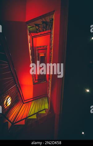 Escalier rouge 70s, vue vers le haut, Francfort, Hesse, Allemagne Banque D'Images