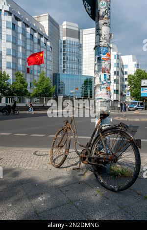 Vélo rouillé devant l'ambassade chinoise sur Maerkisches Ufer, Berlin, Allemagne Banque D'Images