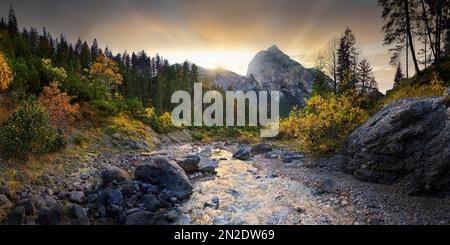 Plumsbach dans l'Engtal d'automne au coucher du soleil, Hagelhuetten, Engtal, Karwendel, Pertisau, Hinterriss, Tyrol, Autriche Banque D'Images