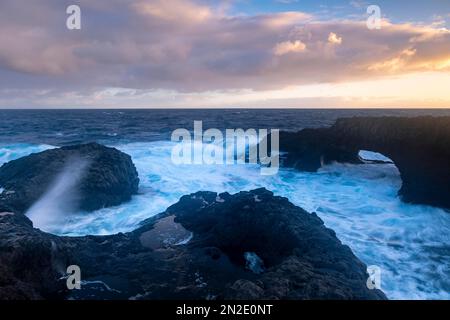 Lever du soleil à l'arche de roche Charco Manso, El Hierro, îles Canaries, Espagne Banque D'Images