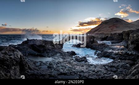 Lever du soleil à l'arche de roche Charco Manso, El Hierro, îles Canaries, Espagne Banque D'Images