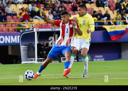 Bogota, Colombie, 6 février 2023. Gilberto Hernan Flores, du Paraguay, et Vitor Roque, du Brésil, lors du tournoi de CONMEBOL U-20 entre le Brésil (2) et le Paraguay (0) à Bogota (Colombie), le 6 février 2023. Photo de: Cristian Bayona/long Visual Press Banque D'Images