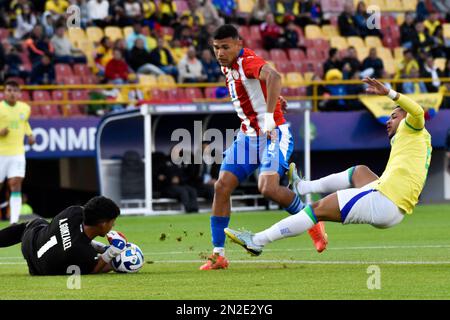 Bogota, Colombie, 6 février 2023. Gilberto Hernan Flores, du Paraguay, et Vitor Roque, du Brésil, lors du tournoi de CONMEBOL U-20 entre le Brésil (2) et le Paraguay (0) à Bogota (Colombie), le 6 février 2023. Photo de: Cristian Bayona/long Visual Press Banque D'Images