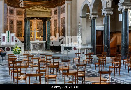 Rangées de chaises et autel pendant la pandémie de Corona dans le Friedenskirche à Potsdam, Potsdam, Brandebourg, Allemagne Banque D'Images