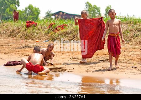 Baignade des moines sur les rives du fleuve Nam Pilu, voyage en bateau à Dein, Myanmar, à Dein, Myanmar Banque D'Images