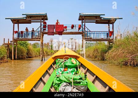 Sur les rives du fleuve Nam Pilu, excursion en bateau à Dein, Myanmar, à Dein, Myanmar Banque D'Images