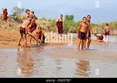 Baignade des moines sur les rives du fleuve Nam Pilu, voyage en bateau à Dein, Myanmar, à Dein, Myanmar Banque D'Images