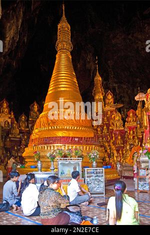 Grotte de Pindaya avec plus de 8000 statues de Bouddha, Pagode Shwe U min, Pindaya, Myanmar, Pindaya, Myanmar Banque D'Images