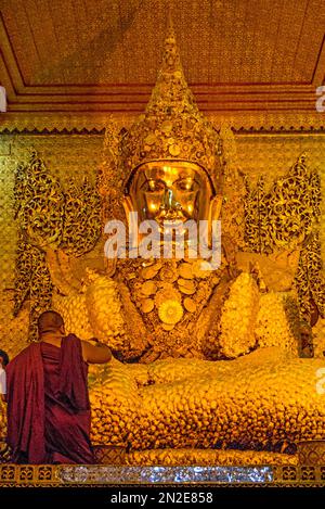 Statue de Bouddha vêtue d'une assiette d'or, Pagode de Mahamuni, Mandalay, Myanmar Banque D'Images