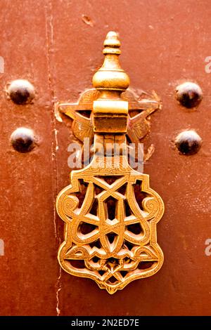 Porte en métal ornée dans la Kasbah de Marrakech, Marrakech, Maroc Banque D'Images