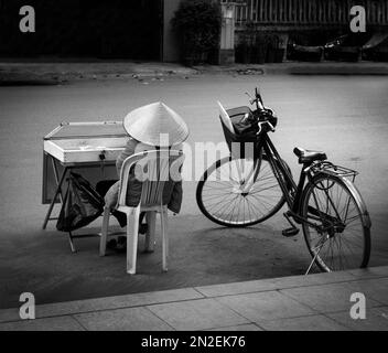 Hanoï, Vietnam, janvier 2023. une femme qui vend des billets de lotto dans une rue du centre-ville Banque D'Images