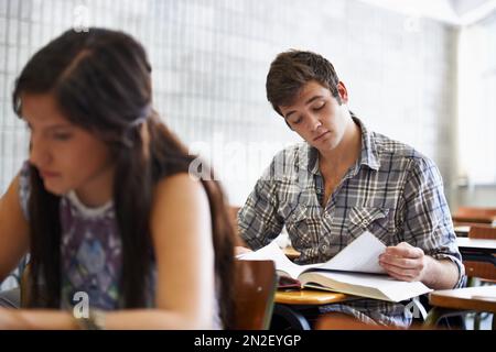 Les jeunes esprits brillants de demain. Jeunes étudiants positifs dans une classe d'université. Banque D'Images