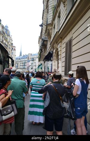 Les touristes en bus sont guidés dans le centre de Paris jusqu'à la cathédrale notre-dame. Banque D'Images