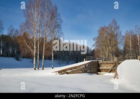 Paysage ensoleillé de parc d'hiver à Mustola, Lappeenranta Finlande Banque D'Images