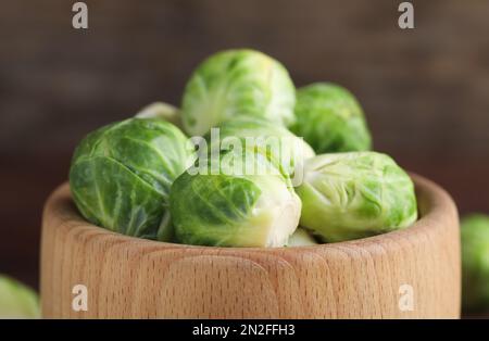 Choux de Bruxelles frais dans un bol en bois, gros plan Banque D'Images